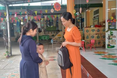 Hưởng ứng tuần lễ áo dài . Cô và trò lớp 5_6 tuổi .