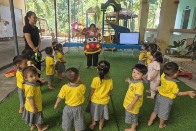 Hoạt động dạo chơi ngoài trời Nhóm trẻ 24-36 tháng tuổi