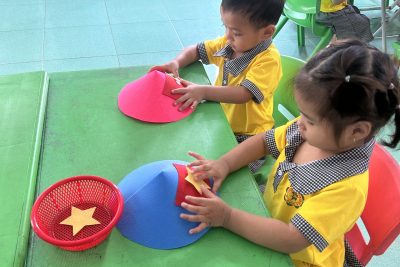 Hoạt động nhóm trẻ 24-36 tháng tuổi:” chào mừng ngày giải phóng miền Nam thống nhất đất nước 30/4”